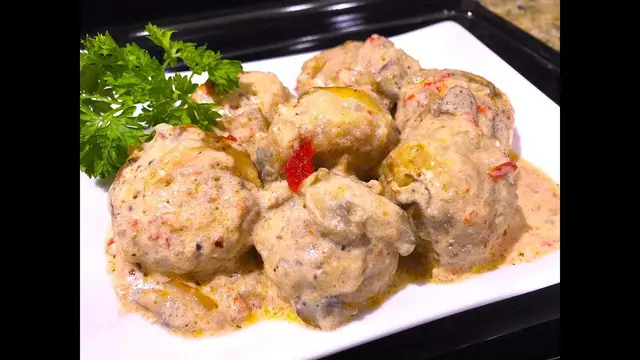Нежные и сочные тефтели куриные в сметанном грибном соусе