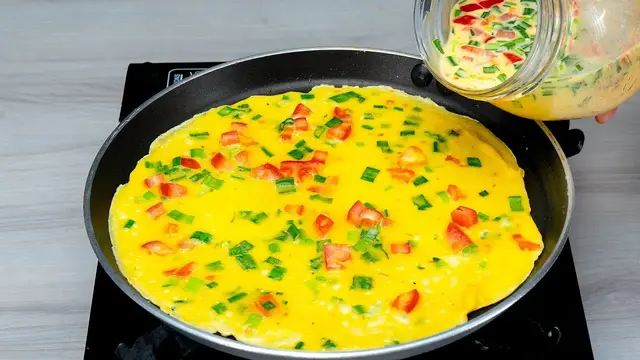 Блинчики с помидорами и луком