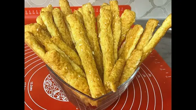 Хрустящая сырная соломка в духовке