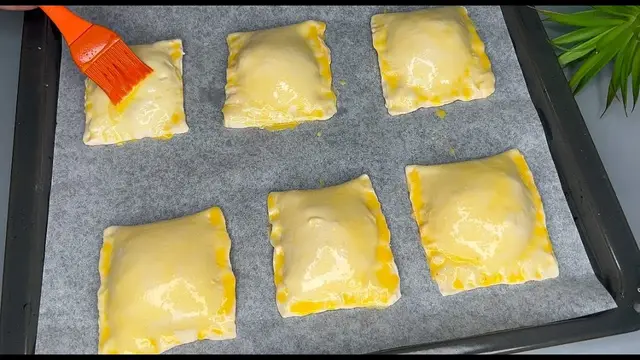 Пирожки из слоёного теста с курицей
