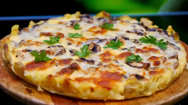 Картофельный пирог с курицей и грибами