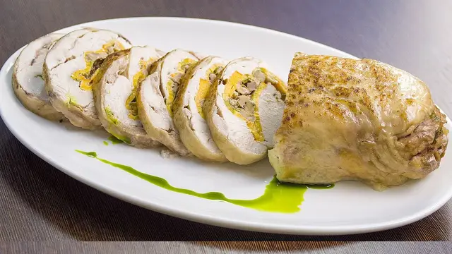 Куриный рулет с необычной начинкой