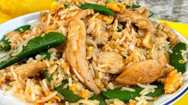 Рис с курицей на сковородке