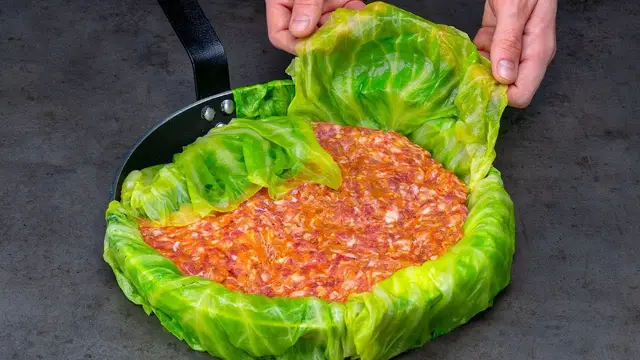 Запечённая капуста по-польски с фаршем и сметанным соусом