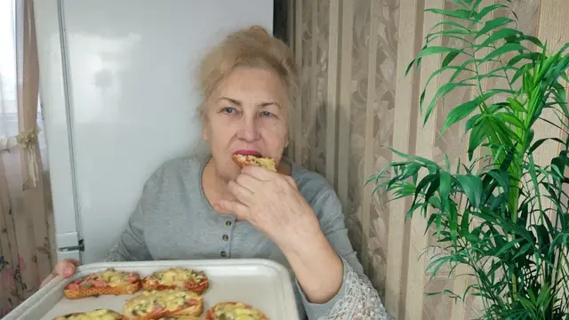 Горячие бутерброды с колбасой и сыром в духовке