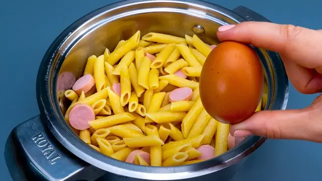 Запеканка из пасты, сосисок и яиц