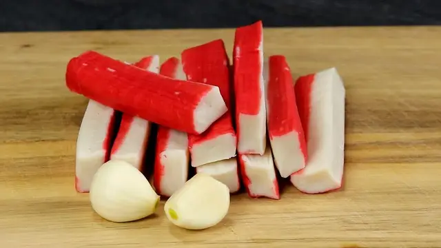 Вкусный салат с крабовыми палочками