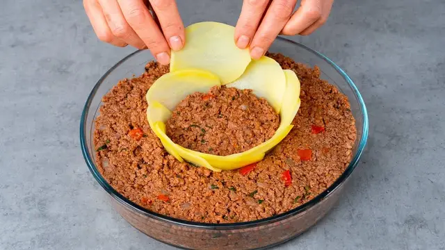 Тушеный говяжий фарш с овощами и сыром чеддер