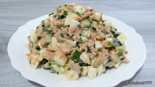 Салат с консервированным тунцом яйцами и огурцом