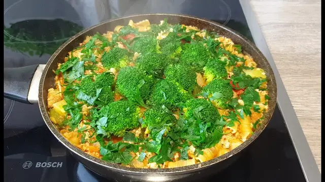 Лапша с мясом и брокколи