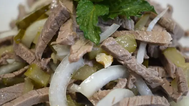 Простой салат с говядиной и солёным огурчиком