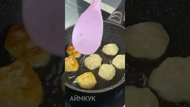 Фрикадельки в сливочном соусе на сковороде