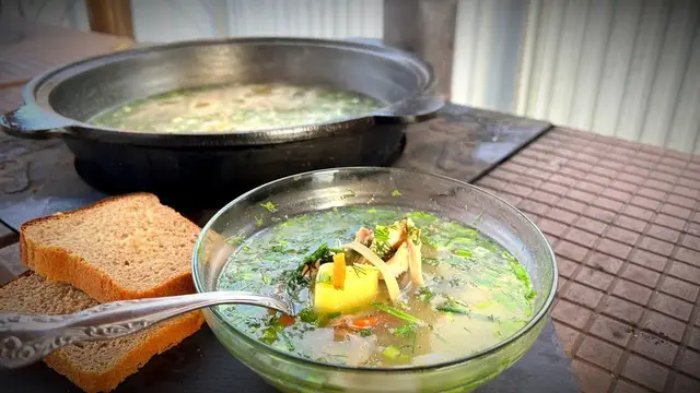 Суп из домашней курицы с лапшой в казане