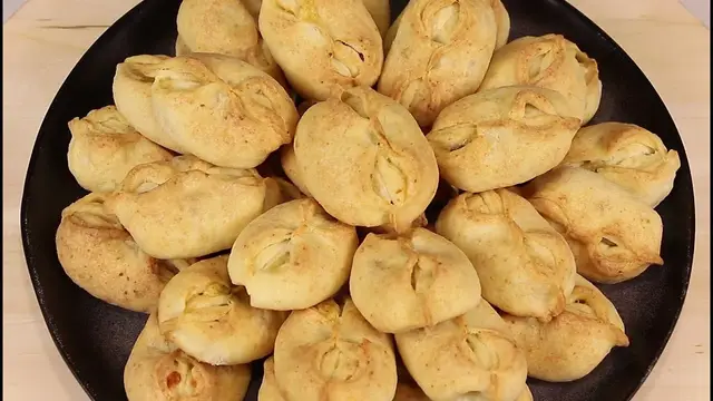 Творожные мини-пирожки с колбасой и сыром
