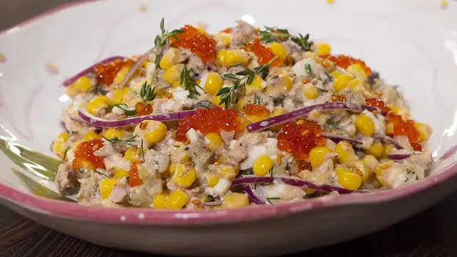 Простой салат с кукурузкой на праздничный стол 