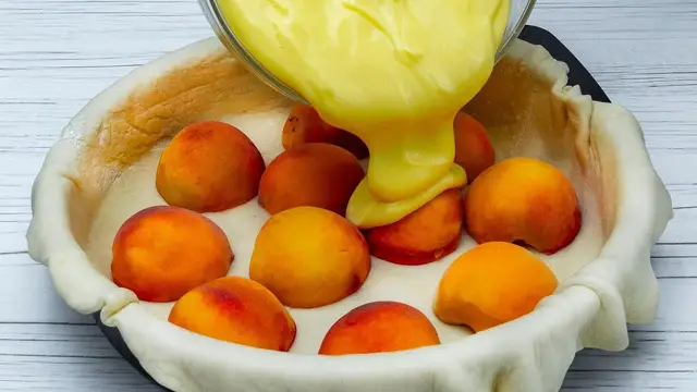 Слоёный пирог с персиками