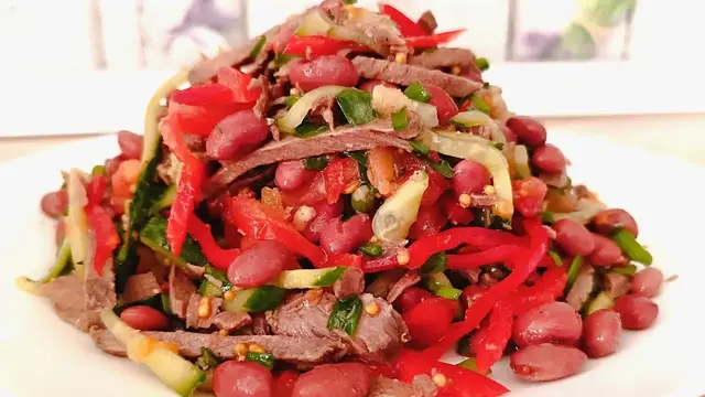 Мясной салат с овощами и фасолью