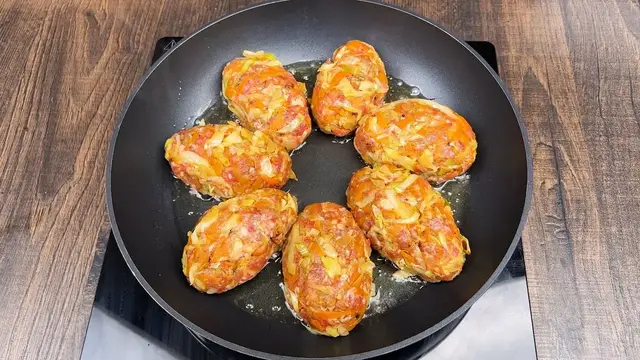 Сочные котлеты с подливкой