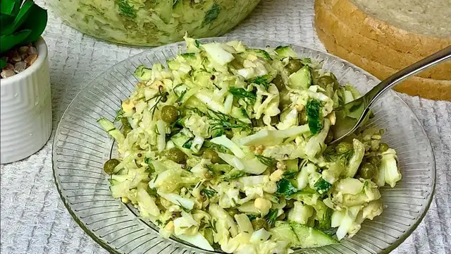 Вкусный салат из горошка и капусты