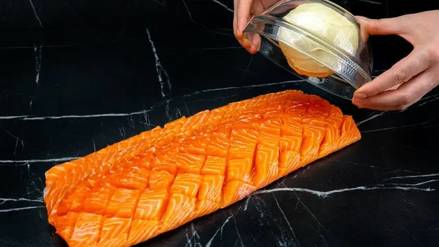 Лосось в сливочном соусе со шпинатом и грибами с картофельным пюре