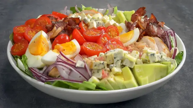 Знаменитый салат с жареным беконом, авокадо и куриной грудкой 