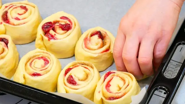 Булочки с вишней и малиной