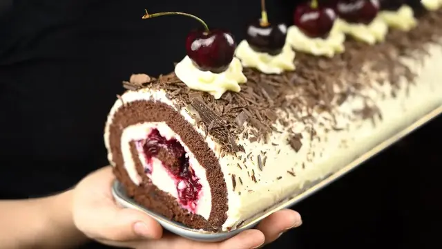 Шоколадный рулет чёрный лес вишней