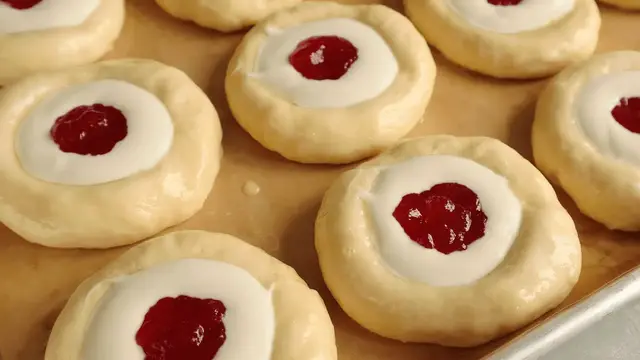 Ватрушки с клубникой