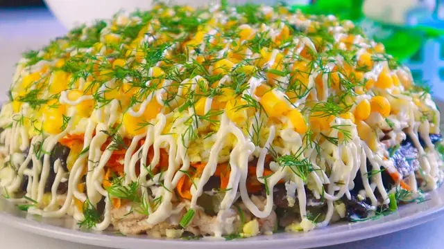 Слоёный салат с курицей на праздничный стол