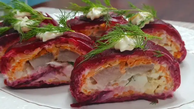 Закусочный рулет со свёклой и селёдкой