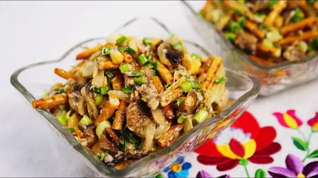 Салат со шпротами, соломкой и луком.