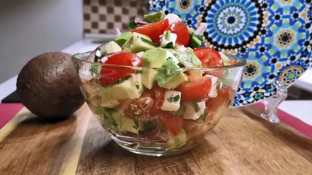 Лёгкий салат с брынзой и авокадо
