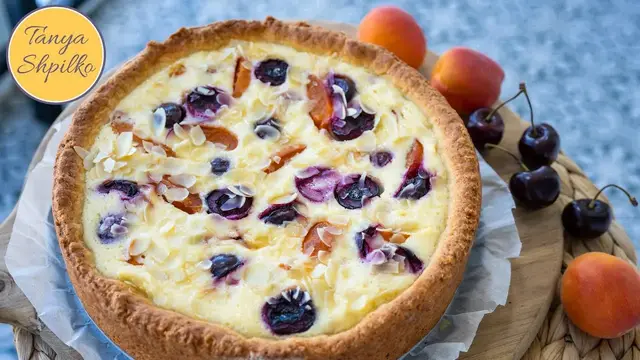 Шикарный творожный пирог с абрикосами и черешней