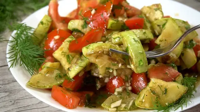 Маринованный салат из кабачками и помидорами