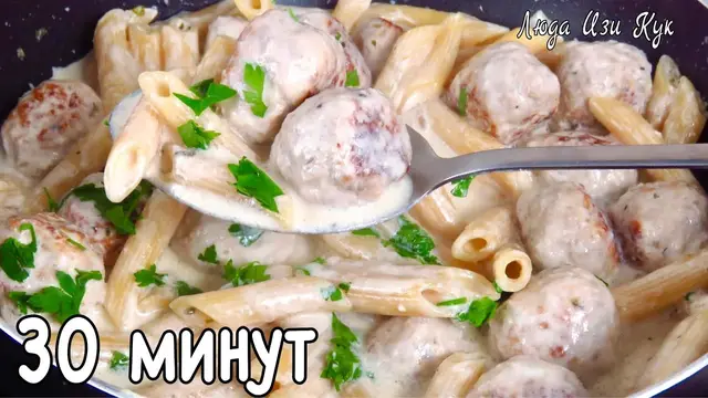 Макароны с мясными фрикадельками и плавленым сыром на сковороде
