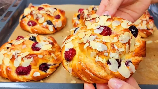 Вкусные миндальные булочки