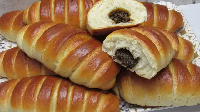 Домашние булочки с черносливом и сгущёнкой 