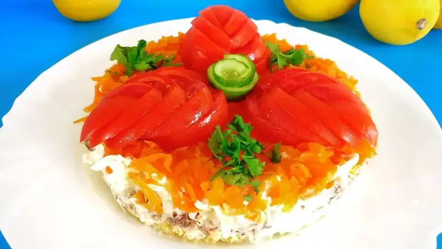 Новогодний салат Счастье с рыбными консервами 