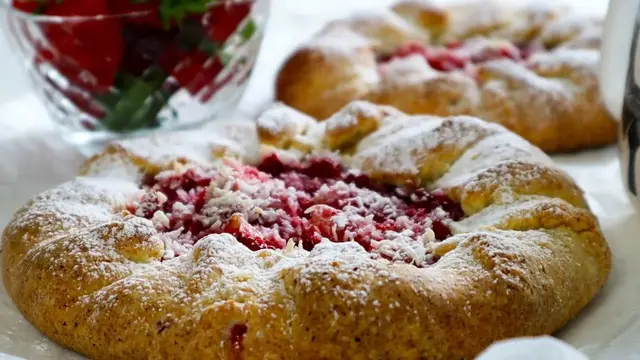 Творожный пирог с клубникой