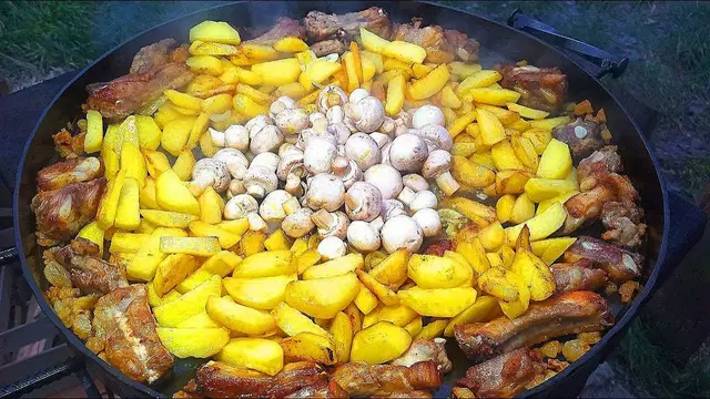Картошка в садже с грибами и мясом
