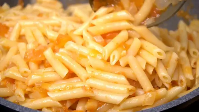Макароны с томатом на сковородке 