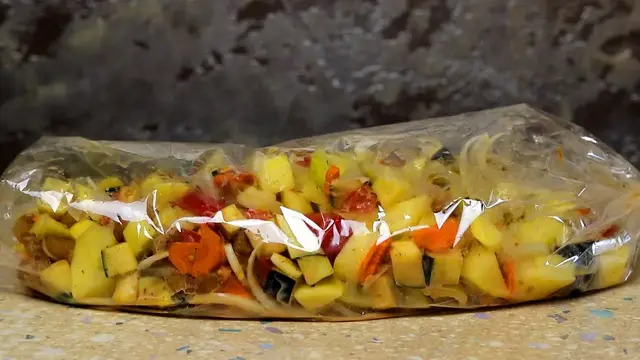 Сочное мясо с овощами в духовке