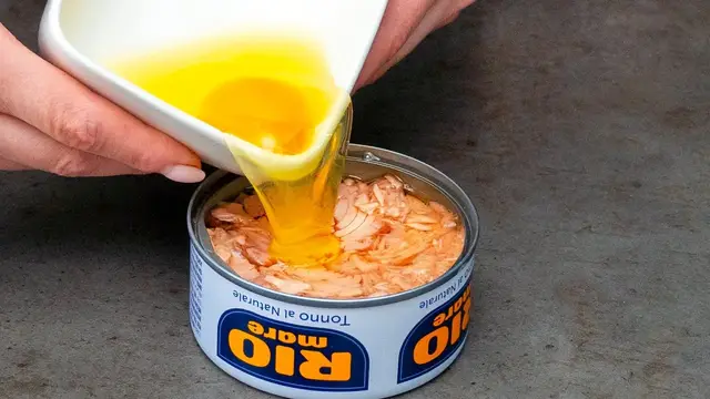Пряная яичная запеканка с тунцом и моцареллой