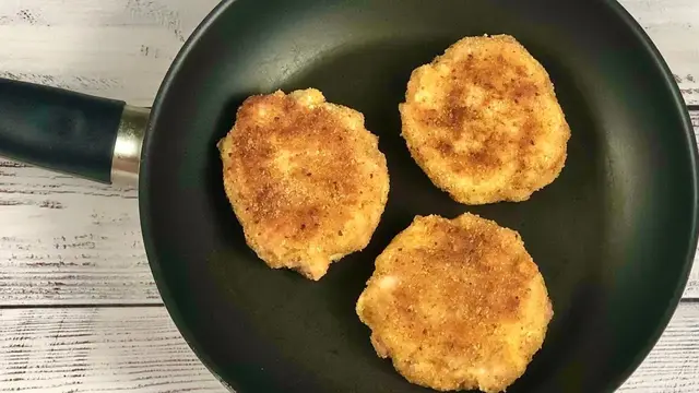 Простой перекус из сосисок и сыра
