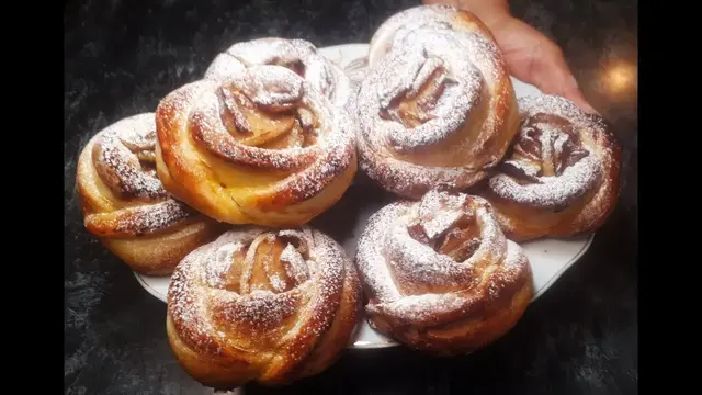 Булочки с яблоками и творогом