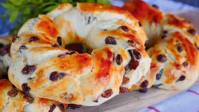 Самые пуховые булочки с изюмом