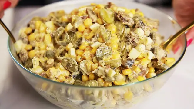 Салат со шпротами и кукурузой
