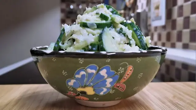 Салат из редьки с огурцами 
