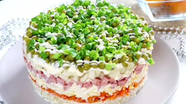 Слоёный салат с ветчиной и картошкой 