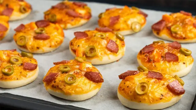 Мини пицца с сыром и колбасой